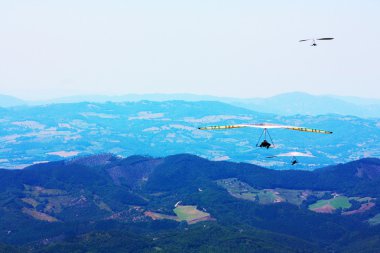 Hang glider dağlarda uçan