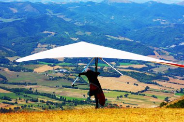 Hang glider dağlarda uçan