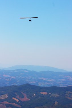 Hang glider dağlarda uçan