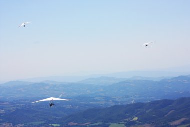 Hang glider dağlarda uçan