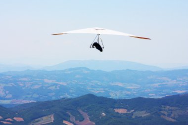 Hang glider dağlarda uçan