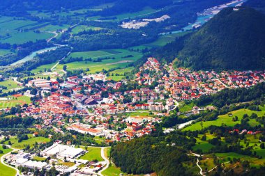 küçük bir kasaba dağlarda Slovenya