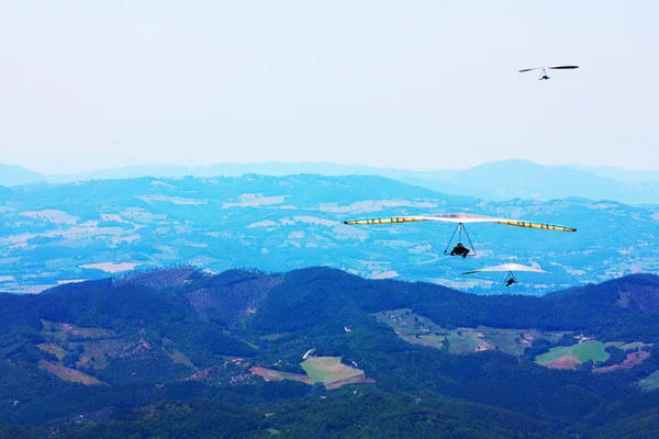 Závěsný kluzák létání v horách — Stock fotografie