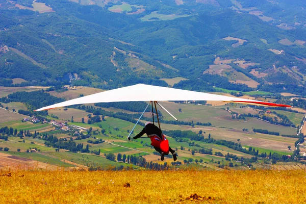 滑翔机飞行在山中 — 图库照片