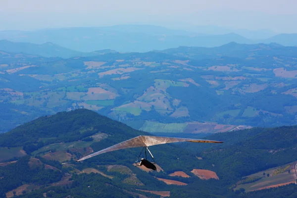 Летящий в горах дельтаплан — стоковое фото