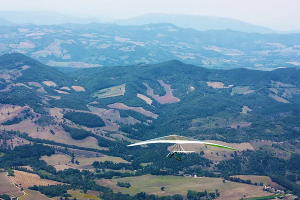 ハング グライダー、山を飛んでいます。 — ストック写真