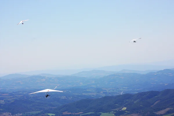 Hangen-zweefvliegtuig vliegen in de bergen — Stockfoto