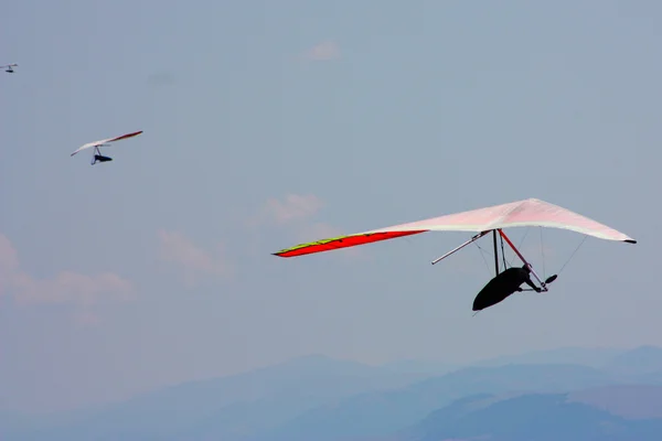 Planeador colgante volando en las montañas — Foto de Stock