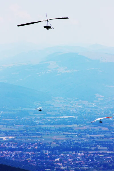 Závěsný kluzák létání v horách — Stock fotografie