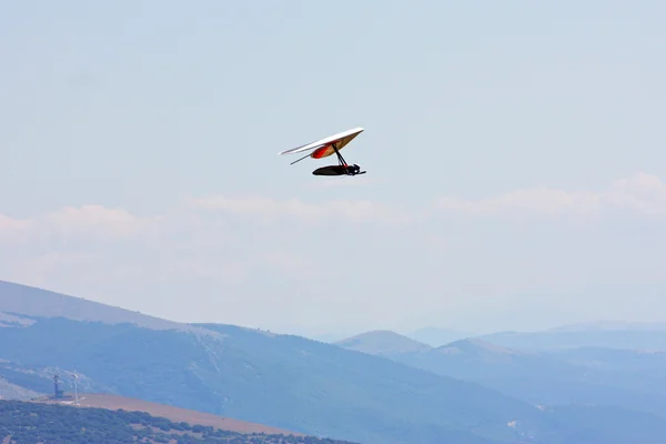 Deltaplano che vola in montagna — Foto Stock