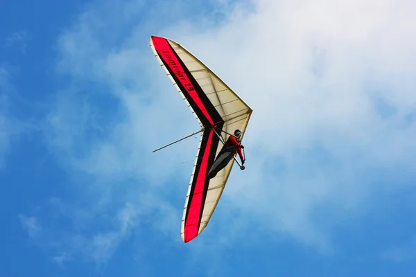 Hang glider flying in the mountains — Stock Photo, Image