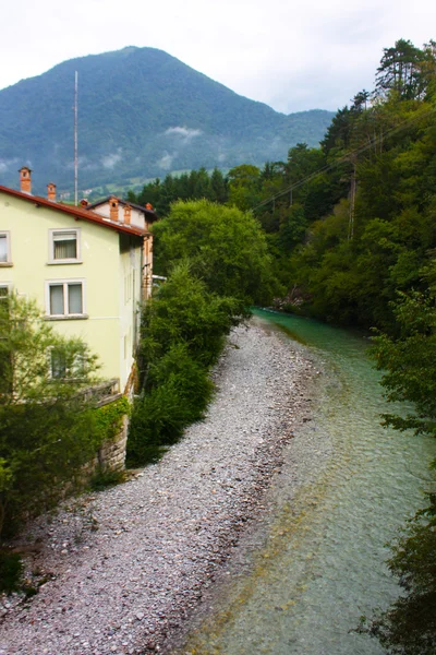 Schöner See in den Alpen — Stockfoto