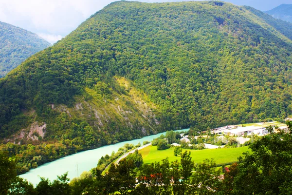 Bellissimo lago nelle Alpi — Foto Stock