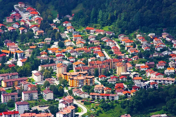 Petite ville dans les montagnes en Slovénie — Photo