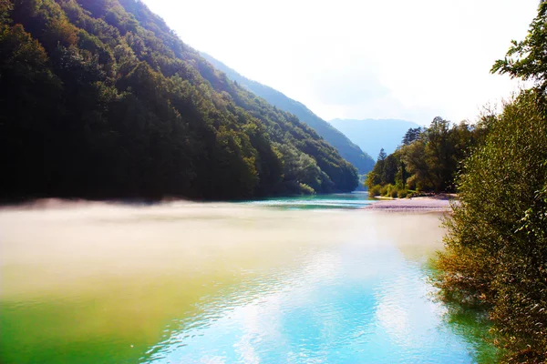 Bellissimo lago nelle Alpi — Foto Stock