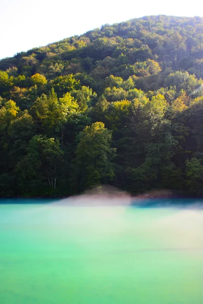 Alplerdeki güzel göl — Stok fotoğraf