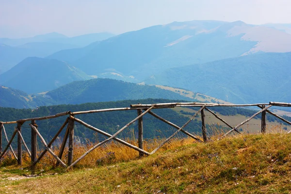 Prachtige houten hek in de Apennijnen — Stockfoto