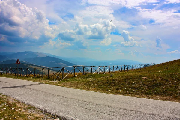 Apennines güzel ahşap çit — Stok fotoğraf