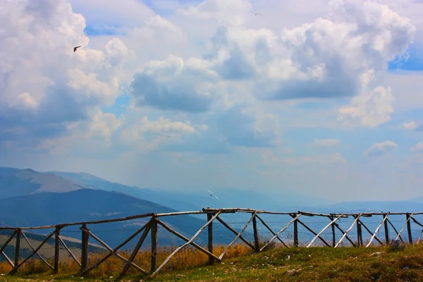 アペニン山脈の美しい木製のフェンス — ストック写真