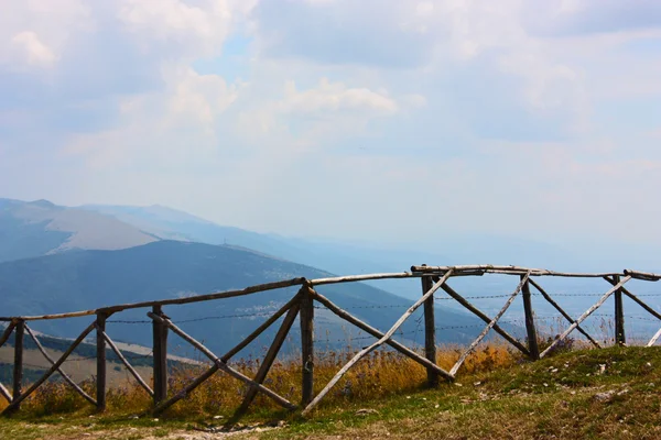 Belle clôture en bois dans les Apennins — Photo