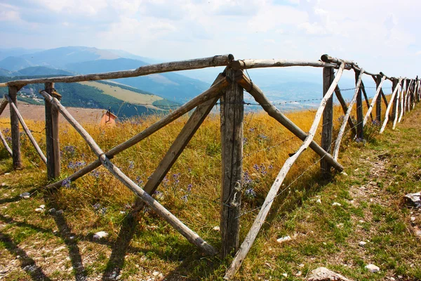 美丽的木栅栏，在亚平宁山脉 — 图库照片