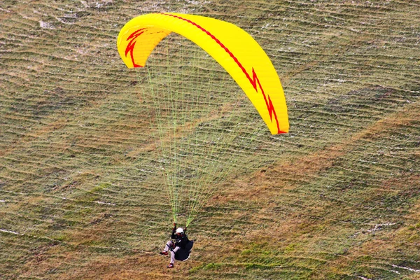 Paraglider in the alps, Slovenia — Stock Photo, Image