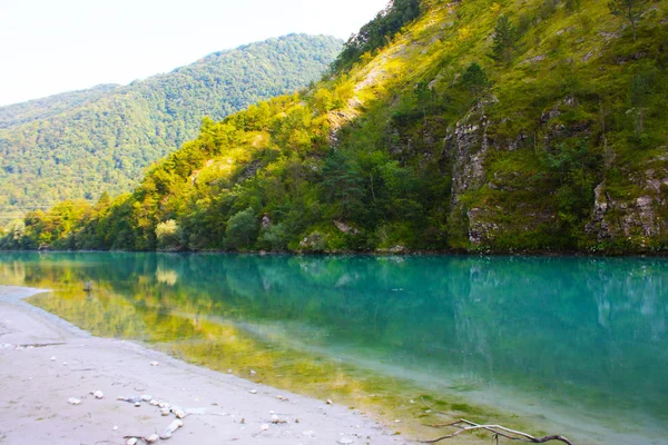 アルプス、スロベニアの美しい川 — ストック写真