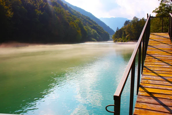 Belo rio nos Alpes, Eslovénia — Fotografia de Stock