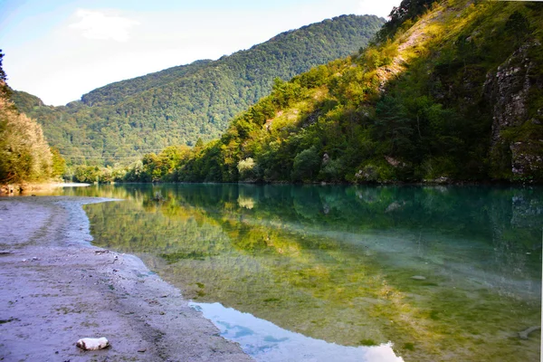 アルプス、スロベニアの美しい川 — ストック写真