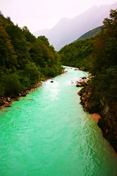 Hermoso río en los Alpes, Eslovenia — Foto de Stock