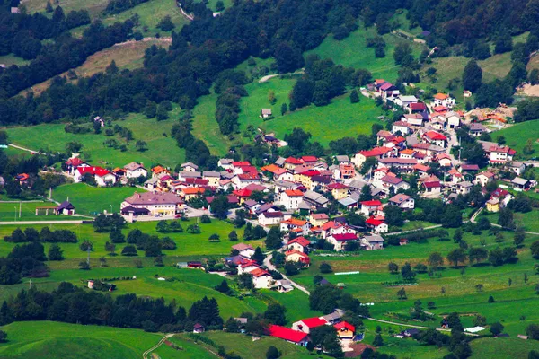 Pequena cidade nas montanhas na Eslovénia — Fotografia de Stock