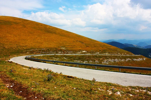 İtalya dağlarda lacet — Stok fotoğraf