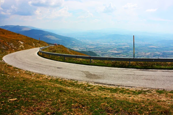Lacet dans les montagnes en Italie — Photo