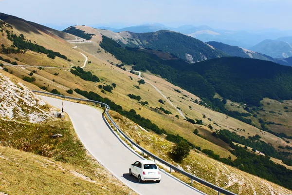 Lacet w górach w Włochy — Zdjęcie stockowe