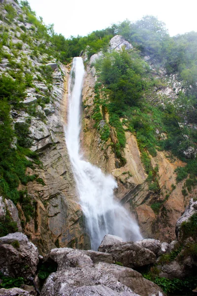 Incroyable cascade dans les Alpes — Photo
