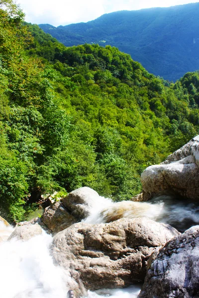 Alplerde inanılmaz bir şelale — Stok fotoğraf