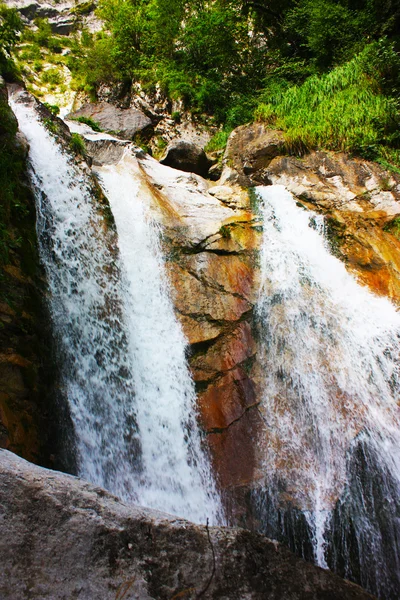Wspaniały wodospad w Alpach — Zdjęcie stockowe
