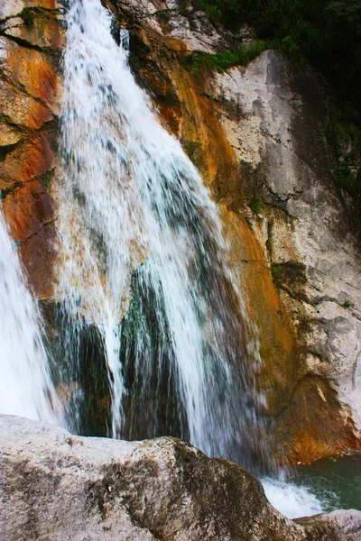 Úžasný vodopád v Alpách — Stock fotografie