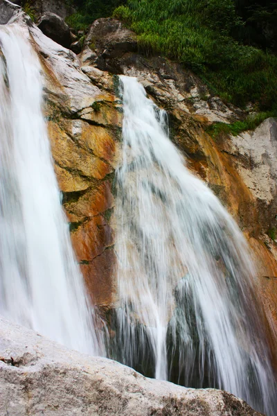 Úžasný vodopád v Alpách — Stock fotografie