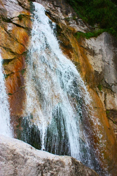 Incredibile cascata nelle Alpi — Foto Stock