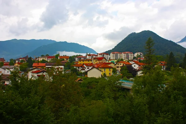 Piccola città nelle Alpi montagne della Slovenia — Foto Stock