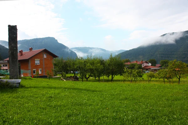 Kleine plaats (town) in de bergen van de Alpen van Slovenië — Stockfoto
