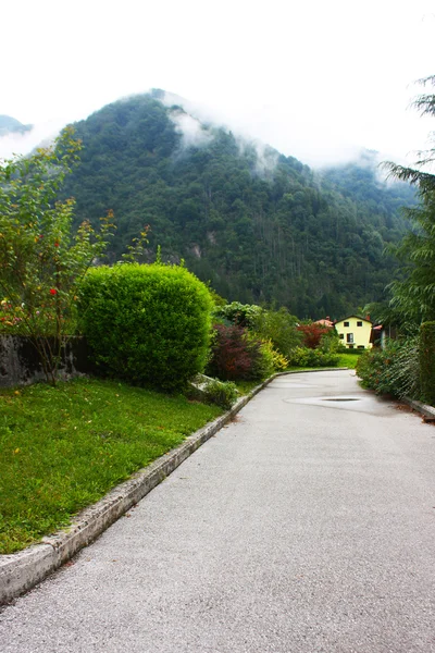 Liten stad i Alperna bergen i Slovenien — Stockfoto