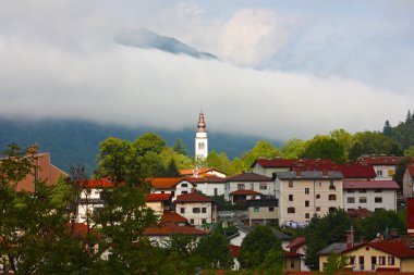 küçük bir kasaba tplmin Slovenya yaz aylarında alınan Alpleri'nde