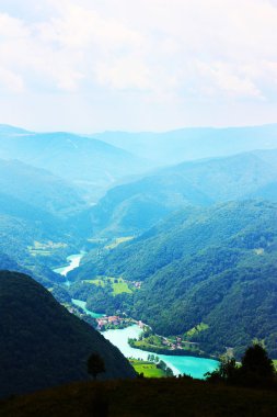 küçük bir kasaba tplmin Slovenya yaz aylarında alınan Alpleri'nde