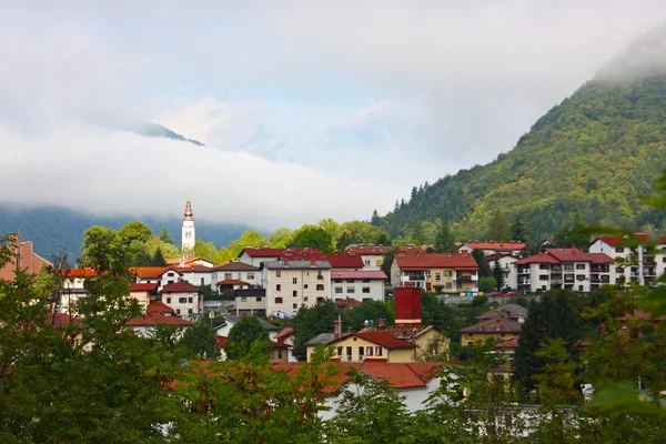 Małe miasteczko tplmin w Alpach podjęte latem w Słowenii — Zdjęcie stockowe