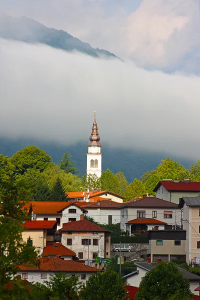 Piccola città Tplmin nelle Alpi scattata in estate in Slovenia — Foto Stock