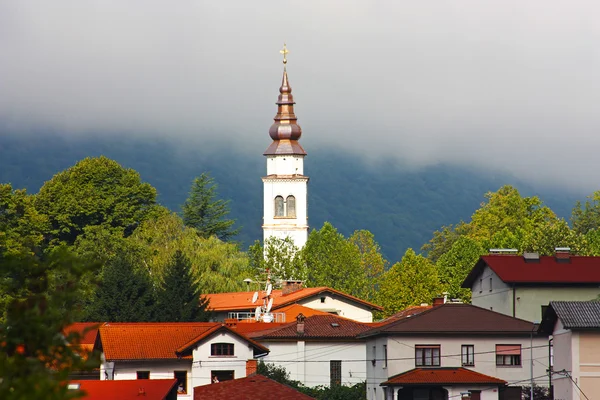 Pequena cidade Tplmin nos Alpes tomadas no verão na Eslovênia — Fotografia de Stock