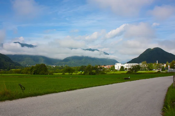 Liten stad i Alperna bergen i Slovenien — Stockfoto