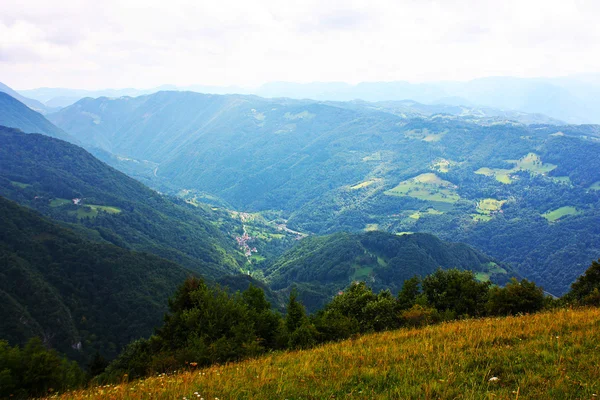 Fantastiska ladnscape i Alperna — Stockfoto